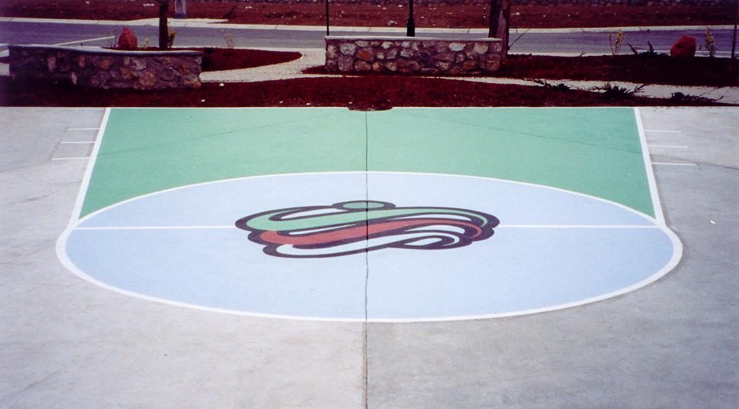Cancha con logotipo al centro