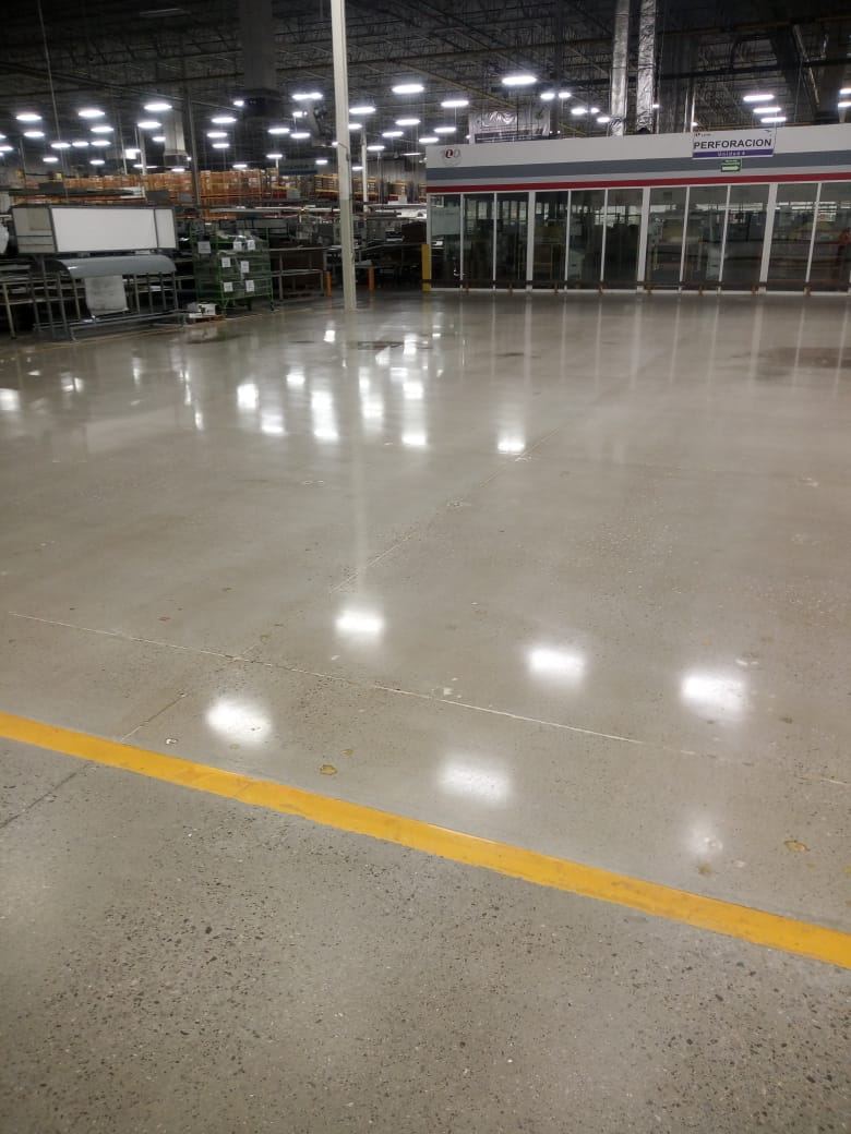 Piso densificado con señalización