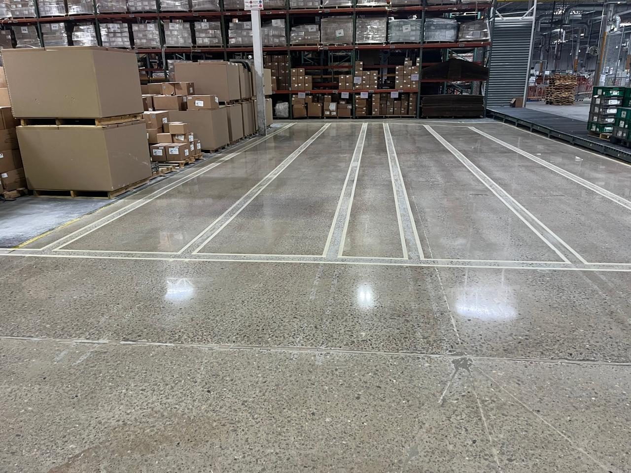 Almacén densificado con pasillos marcados