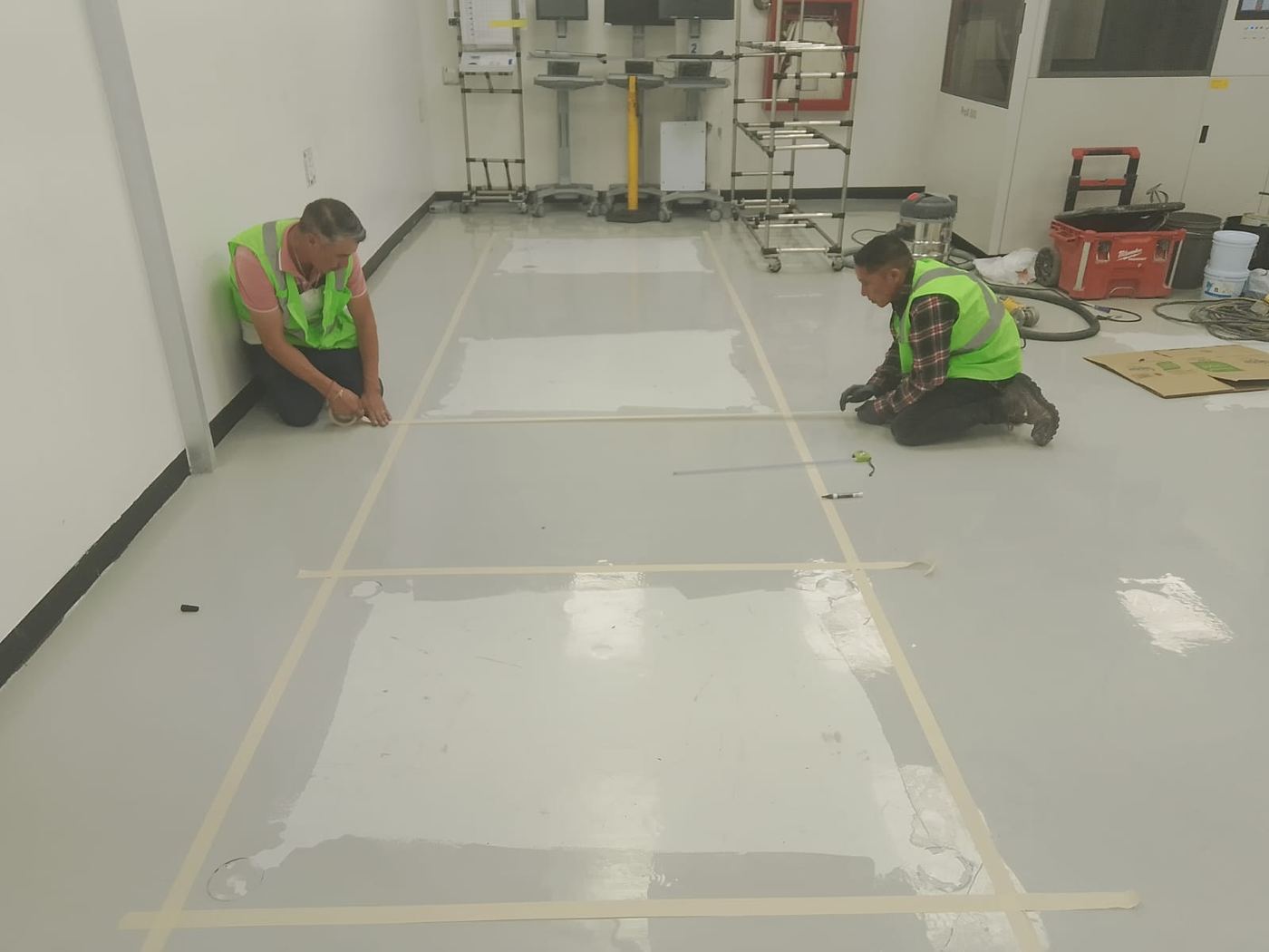 Técnico midiendo humedad del concreto