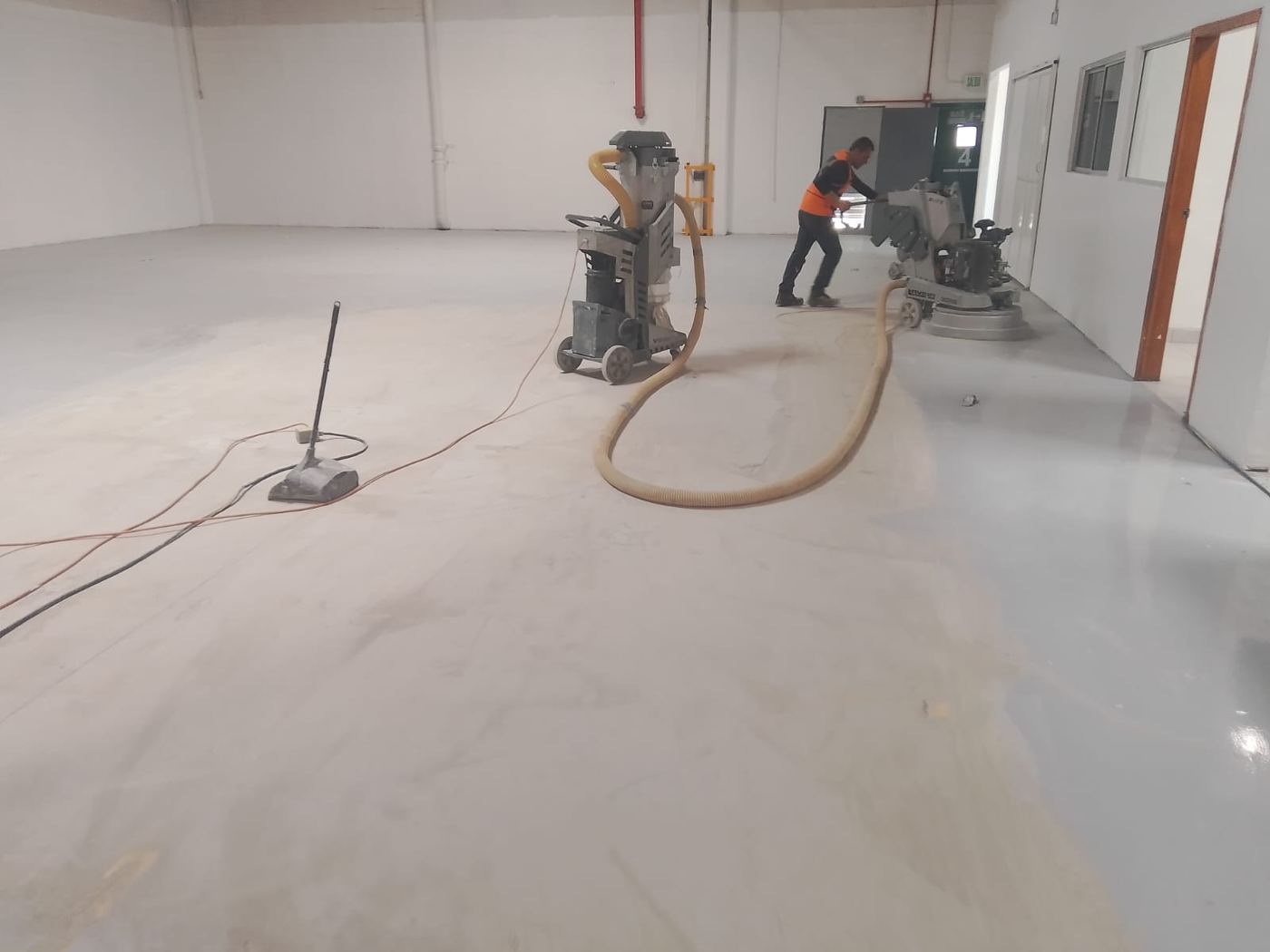 Desbaste de concreto con pulidora industrial