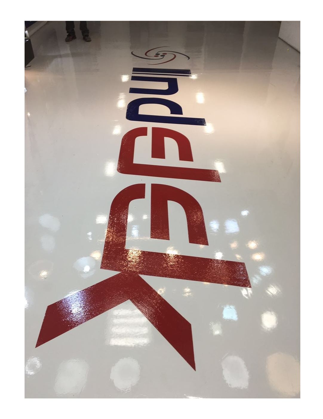 Logotipo en piso epóxico