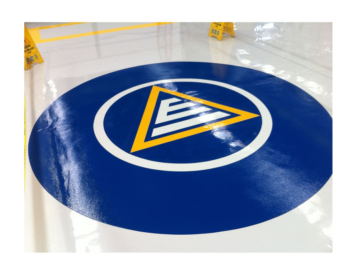 Logotipo en piso epóxico