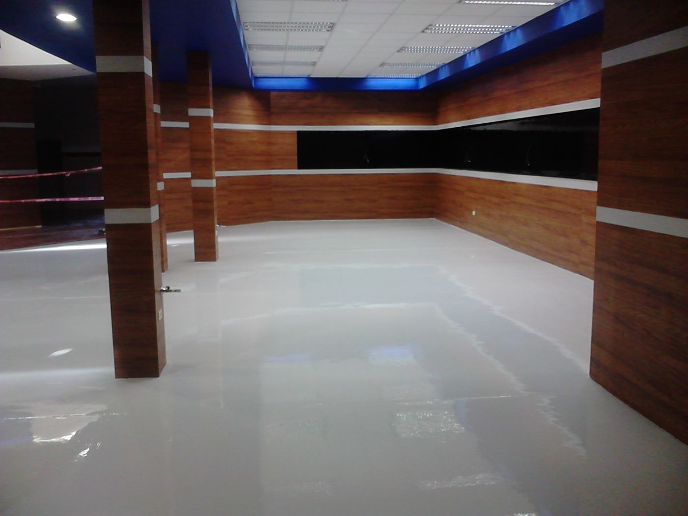 Epóxico blanco en área comercial