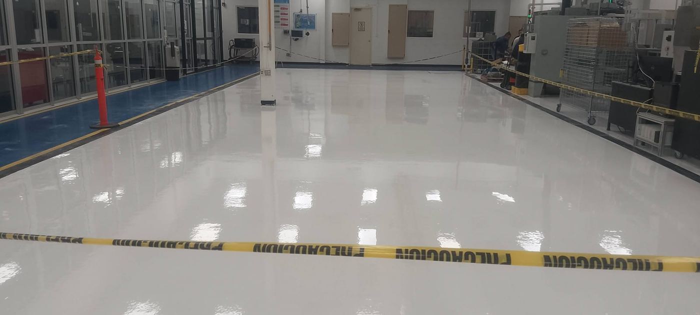Epóxico blanco en planta de manufactura