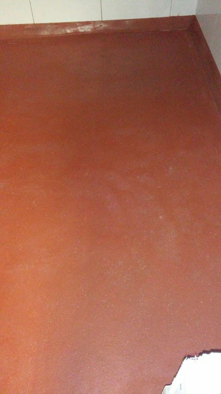 Piso antiderrapante en área de alimentos