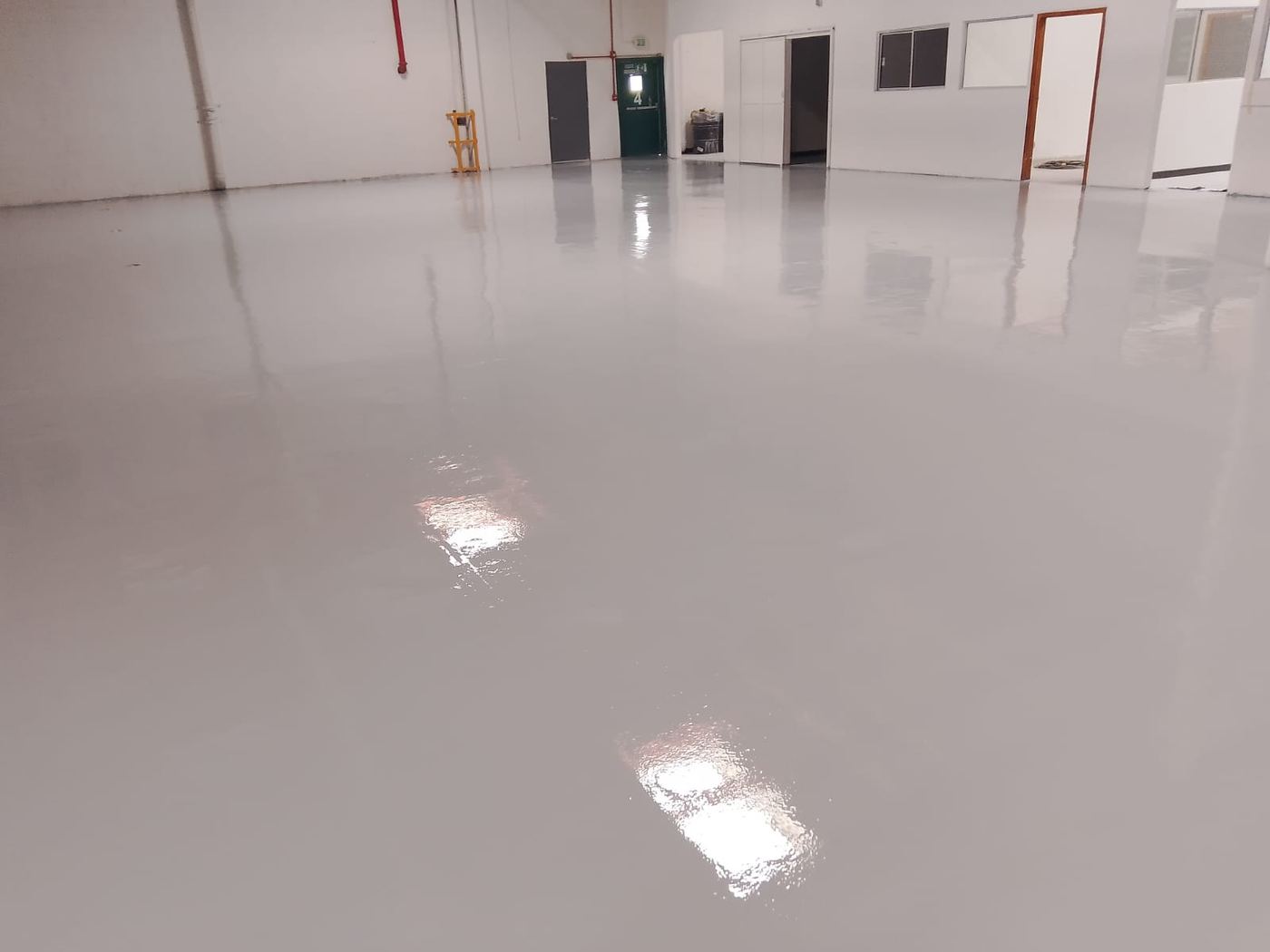 Bodega con epóxico gris