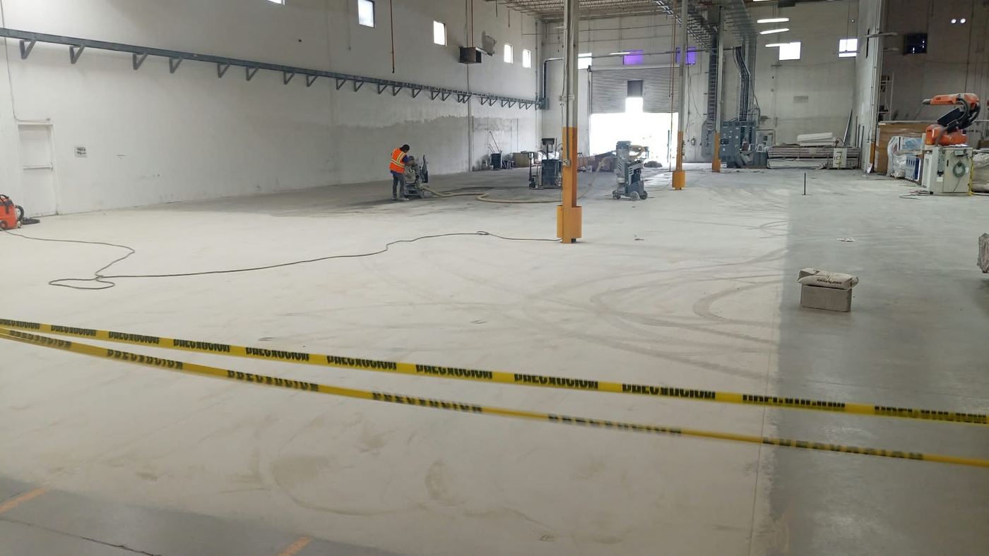 Nave industrial con sellador — antes