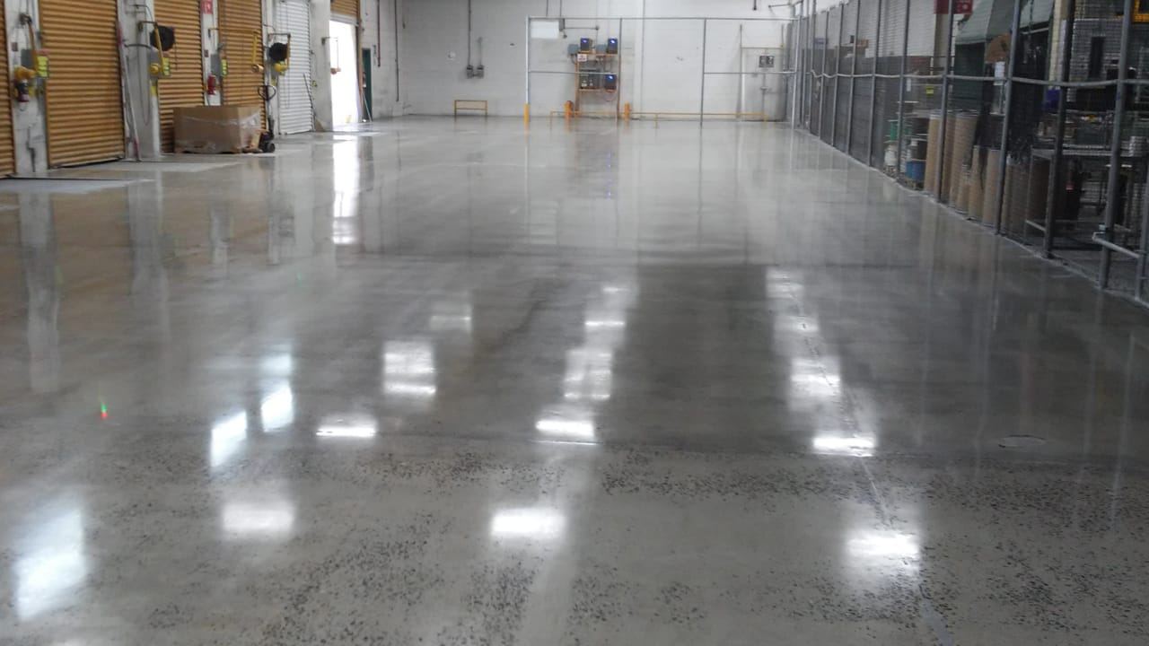 Almacén con concreto pulido