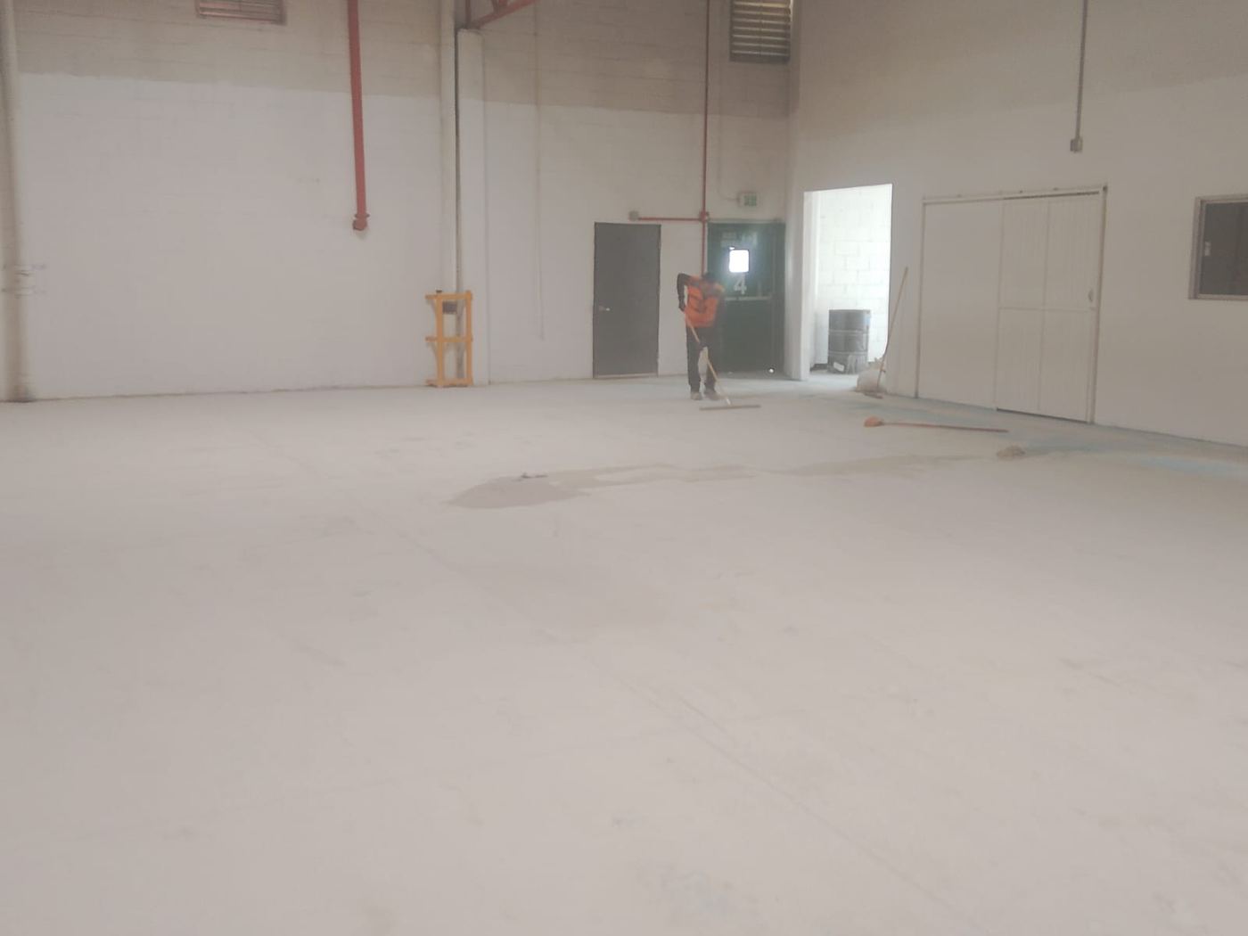 Bodega con epóxico gris — antes