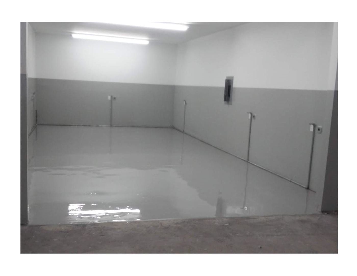 Cuarto terminado con epóxico gris