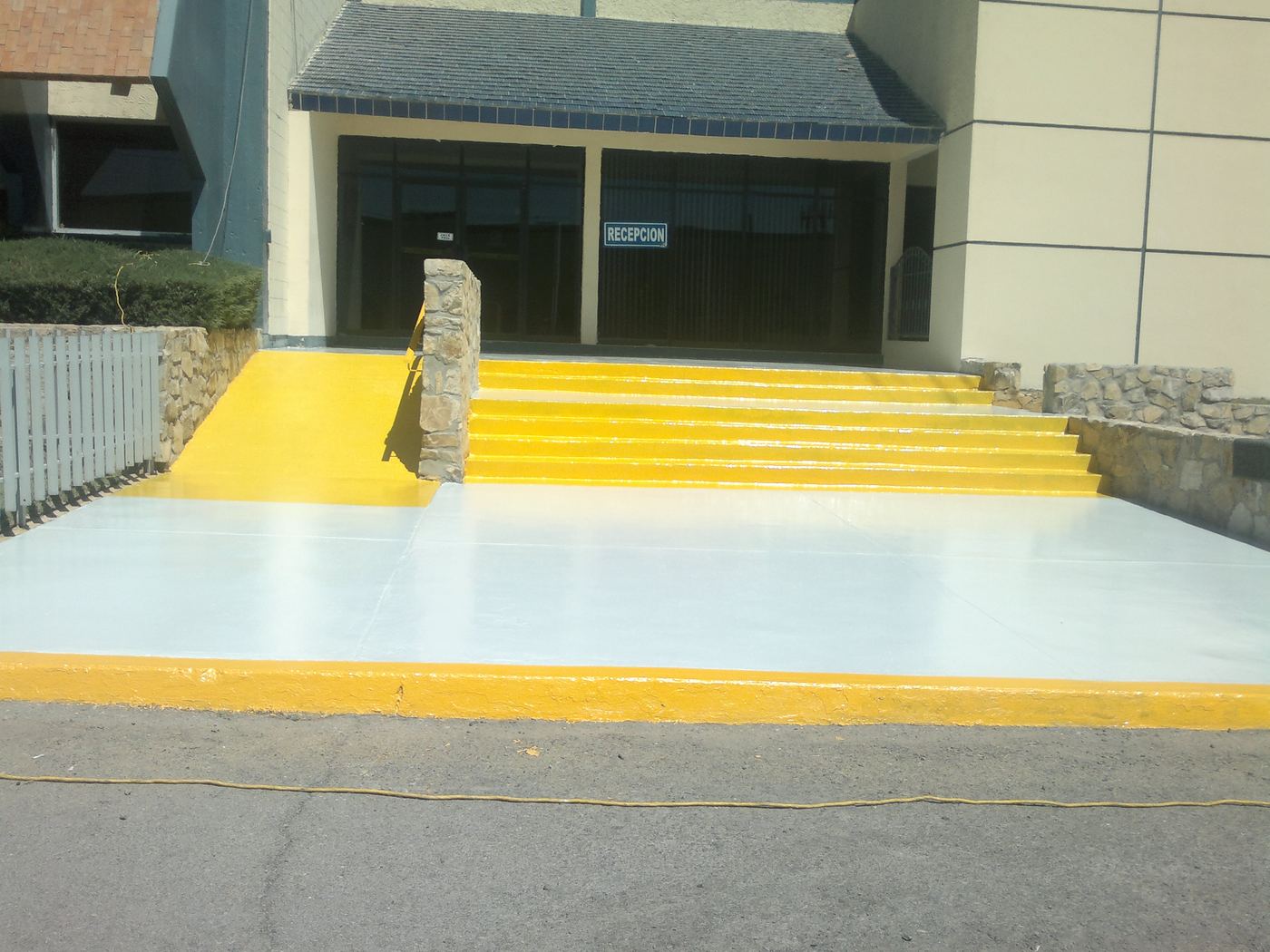 Rampa y escalones señalizados