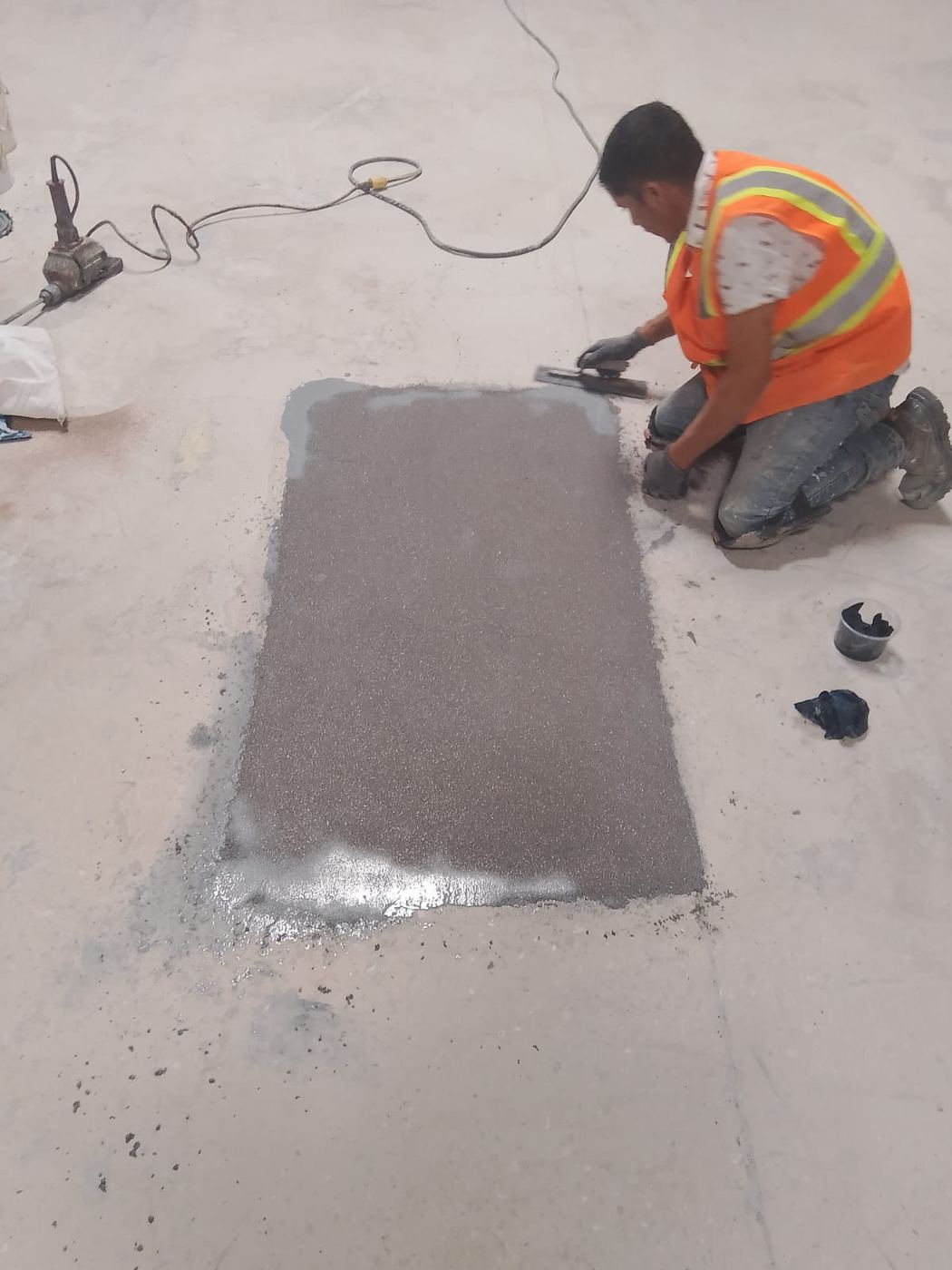 Reparación de bache y junta en piso de concreto